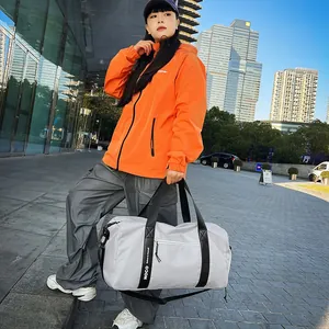 Sac de voyage imperméable gris clair avec sangles noires et bandoulière réglable