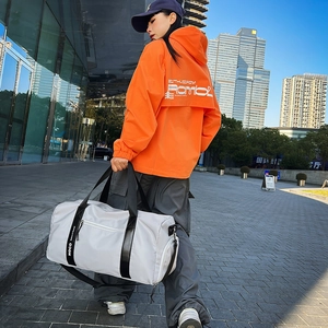 Détail du sac de sport étanche avec sangles griffées et bandoulière réglable pratique