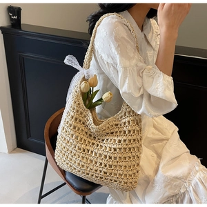 Sac fourre-tout en paille tissée avec détails raffinés et nœud en dentelle blanche