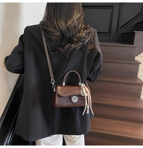 Petit sac rétro marron avec boucle argentée, gland décoratif et breloque de raquette