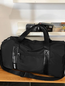 Sac de sport étanche en nylon noir grande capacité avec bandoulière réglable et logo