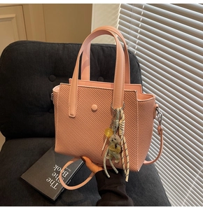 Sac seau rose tissé avec double poignée et pendentif ours avec ruban décoratif chic