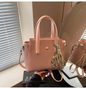 Sac seau rose tressé avec breloque chiot en peluche et bandoulière réglable de détail