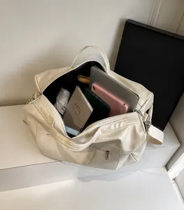 Vista dall'alto di una borsa tote crema con laptop, tablet e oggetti da viaggio inclusi