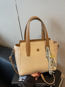 Sac seau tissé beige à la mode avec anses en cuir marron et pendentif ours créatif
