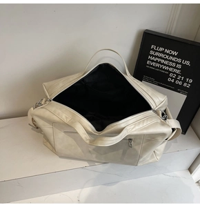 Dettaglio della borsa tote crema con tasca interna a zip e fodera nera resistente
