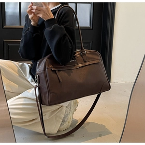 Détail du grand sac cabas en cuir marron avec imprimé blanc UR BETTER et bandoulière