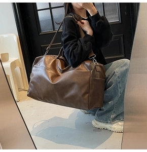 Vista dettagliata della borsa tote in ecopelle marrone scuro con manici e tasca laterale