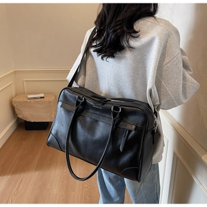 Détail du sac cabas en cuir noir avec logo argenté OFFBETTER et finitions de la poignée