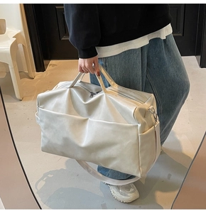 Dettaglio di una grande borsa tote in pelle PU bianco crema con finiture in metallo argento