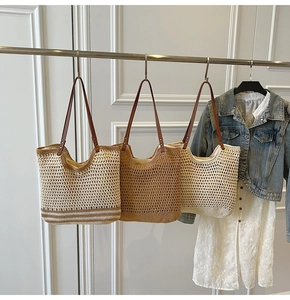 Detalle de los bolsos tote de malla tejida con correas de cuero en tres colores