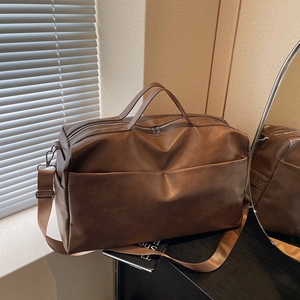 Dettaglio borsa tote vintage marrone con tracolla regolabile e texture in ecopelle opaca