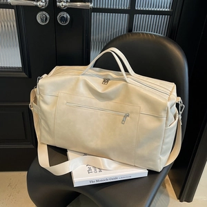 Dettaglio borsa tote in ecopelle crema con manici robusti e tracolla regolabile