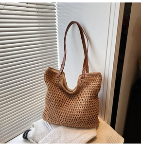 Detalle de bolso de algodón tejido con asas de cuero resistentes y remaches de metal