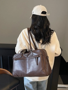 Grand sac de voyage en cuir PU marron avec texture vintage et longues bandoulières