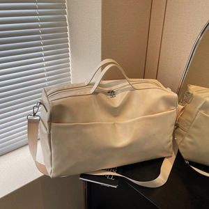 Dettaglio della borsa tote in pelle PU crema con manici e tracolla regolabile morbida