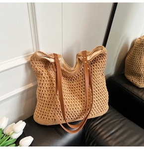 Detalle de bolso tejido caqui con correa de cuero y remaches dorados elegantes