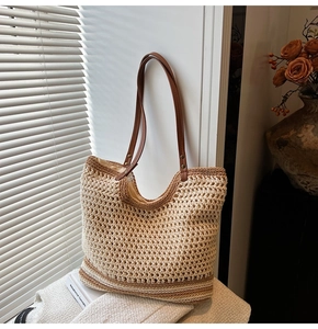 Detalle del bolso tote de algodón tejido con correas de cuero marrón y remaches de metal