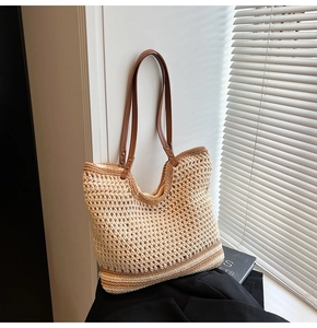 Detalle del bolso tote de algodón tejido con asas de cuero marrón reforzadas