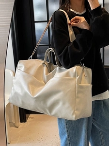Grande borsa tote retrò bianco crema in morbida ecopelle per il pendolarismo quotidiano