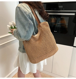 Detalle del bolso tote de algodón tejido con correa de cuero marrón y forro interior