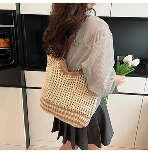 Detalle de bolso tote de algodón tejido con rayas marrones y correa de cuero