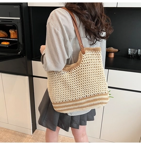 Detalle del tejido de malla hueca y la correa de cuero marrón en el bolso beige
