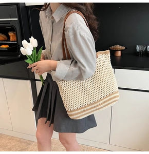 Detalle de bolso tote de ganchillo beige con textura calada y asas de cuero marrón