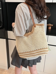 Bolso de mano tejido a rayas beige y marrón con correas de cuero para la playa y el verano