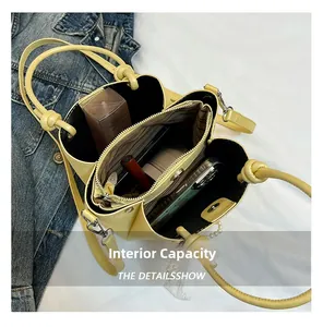 Vue de la capacité interne du sac seau jaune montrant les compartiments de rangement