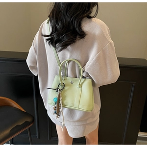 Detail der hellgrünen Beuteltasche aus Leder mit Quasten und Schultergurt-Ansicht