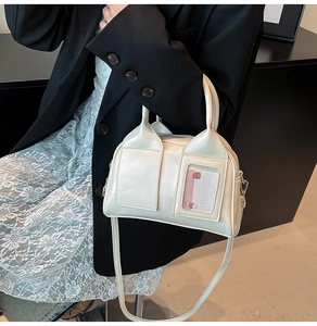 Dettaglio borsa a bauletto crema con slot per carte trasparente e inserto a cartone