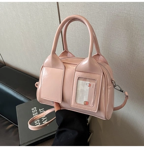 Dettaglio della borsa Boston rosa in vernice con slot per carte e tracolla rimovibile