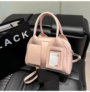 Dettaglio borsa a cuscino rosa con scomparto per carte e eleganti manici superiori