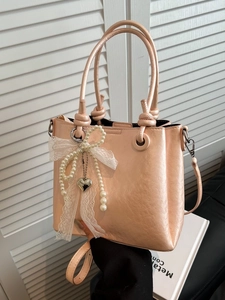 Sac Seau Chic en Cuir PU pour Femmes Avec Künstliche Perle Nœud en Dentelle Pendentif Cœur Sac à Main Bandoulière Amovible Sac Travers