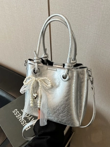 Sac seau argenté métallisé avec poignée nouée et breloque nœud en perles pour femme