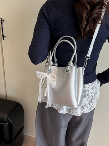 Sac seau argenté métallique avec nœud en dentelle blanche et breloque en perles chic