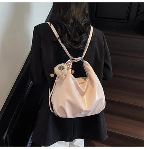 Dettaglio zaino in pelle PU rosa chiaro con ciondolo di peluche e ampia capacità di contenimento