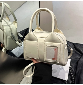 Elegante borsa boston in pelle bianco avorio con tasca per card e tracolla sottile