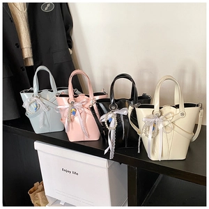 Sacs seaux chic en cuir ciré en quatre tons pastel avec perles et rubans soyeux