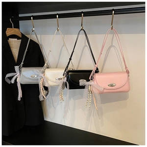 Détail de sacs bandoulière avec nœuds en dentelle et fermoirs en métal en quatre coloris