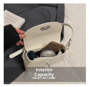 Vue de dessus du sac crème montrant la capacité intérieure et la poche zippée