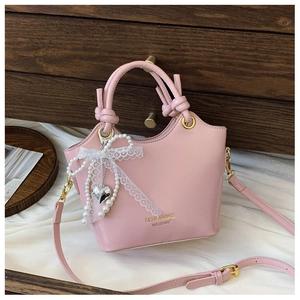 Rosafarbene Handtasche aus PU-Leder mit weißer Spitzenschleife und Perlenanhänger-Detail