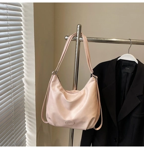 Dettaglio della borsa hobo morbida rosa chiaro con zip e tracolle regolabili