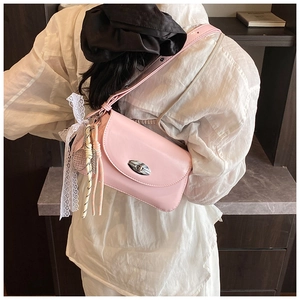 Sac sous le bras en cuir verni brillant rose avec fermoir rotatif et breloques en dentelle