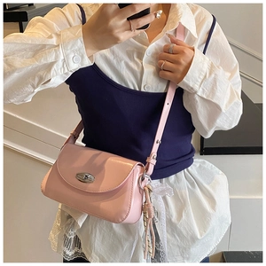 Sac à bandoulière en cuir verni rose avec boucle argentée et foulard floral décoratif