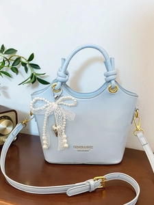 Hellblaue PU-Leder Beuteltasche mit Perlenspitzen-Schleife und verstellbarem Riemen