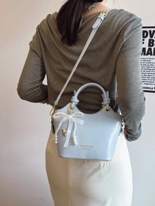 Hellblaue Handtasche aus Kunstleder mit Spitzen-Schleifen-Anhänger und Gurt