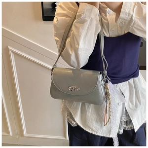 Vue détaillée du sac à bandoulière bleu gris clair en similicuir avec foulard en soie