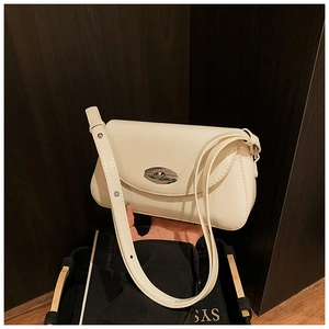 Détail du sac à bandoulière blanc crème avec fermoir rotatif argenté et sangle réglable